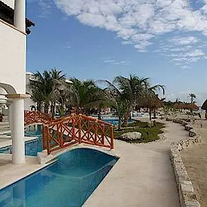 hidden-beach-resort-au-naturel-club-gourmet-all-inclusive.quintano-roohotels.com/